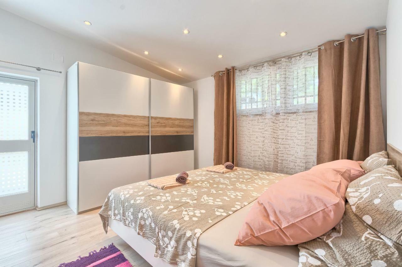 Wellness Apartman Kaiser พูลา ภายนอก รูปภาพ